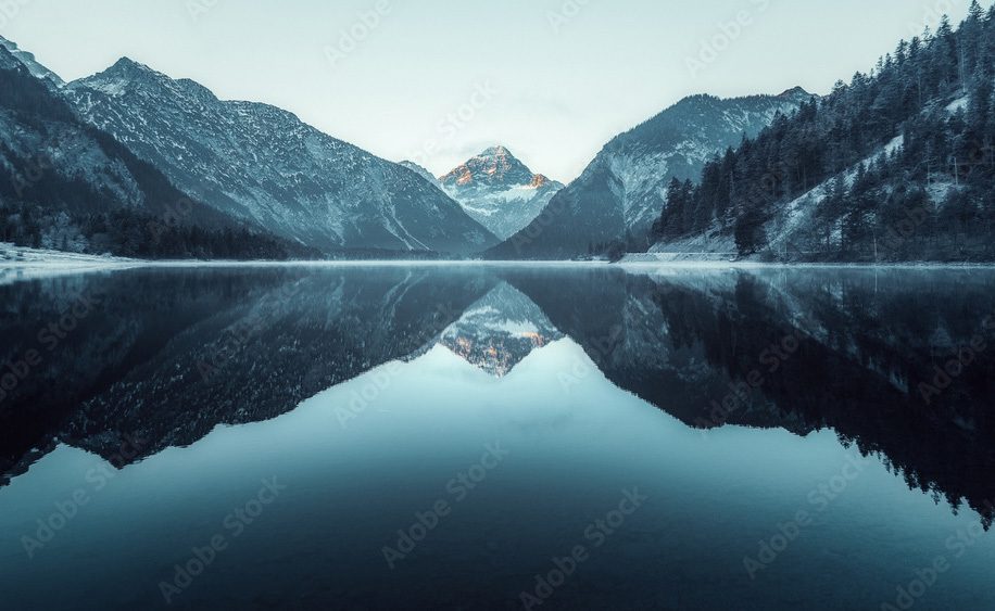Bergsee mit Spiegelung der Gipfel