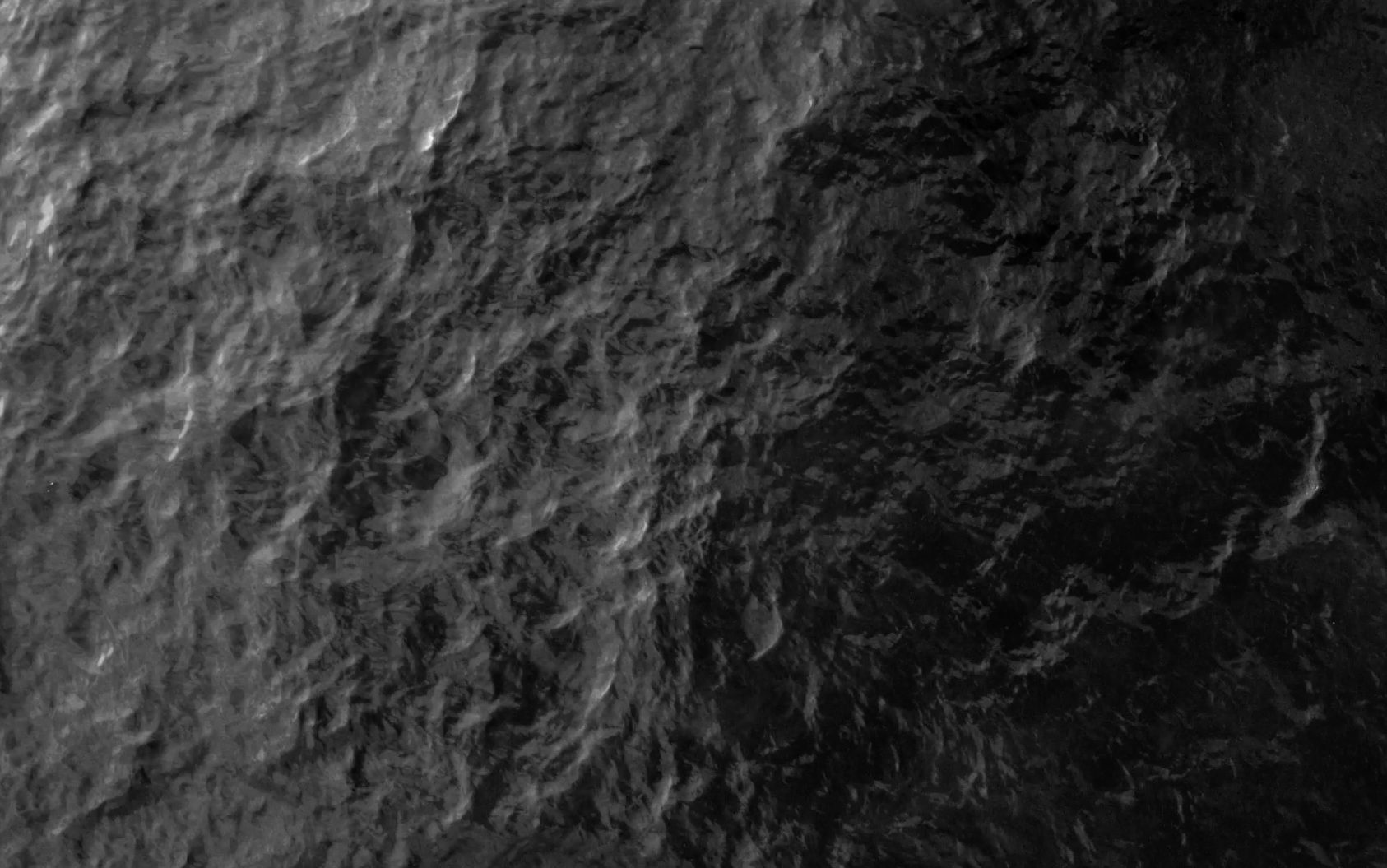 Dunkle Wasseroberfläche in Schwarz-Weiß