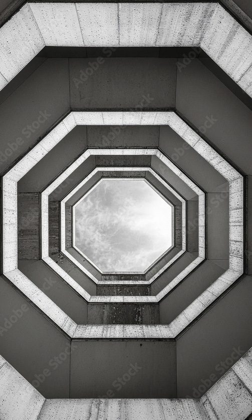 Oktogonale Betonarchitektur mit Blick in den Himmel