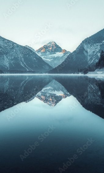 Bergsee mit Spiegelung