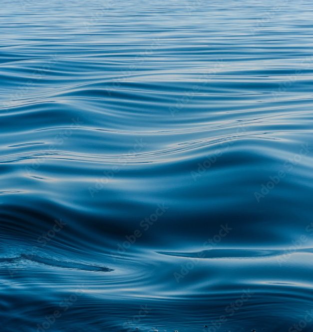 Ruhige blaue Wasseroberfläche